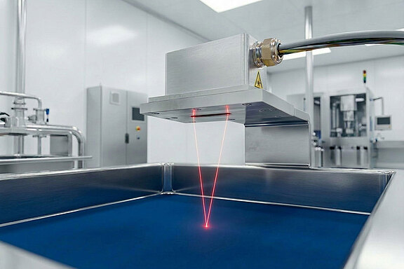 Automatisierte Laserprüfung im Reinraum Nahaufnahme eines Laser-Inspektionssystems mit roten Strahlen, die auf eine blaue Oberfläche in einem Reinraum-Edelstahltrog konvergieren.
