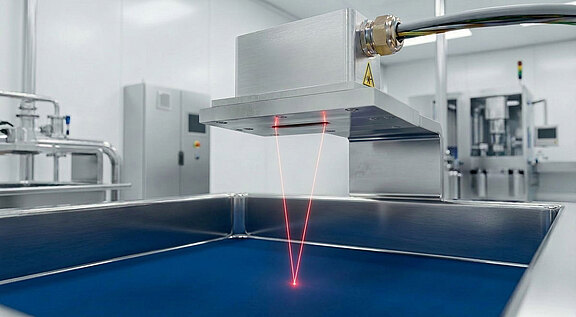 Präzisionslaser im Reinraum Rote Laserstrahlen von einem Metallgerät konvergieren auf einer blauen Oberfläche in einem Reinraum mit Industrieausrüstung.