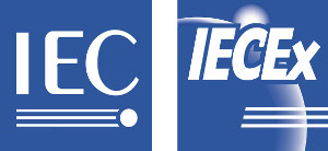 IEC und IECEx Logos Logos von IEC und IECEx auf blauem Hintergrund.